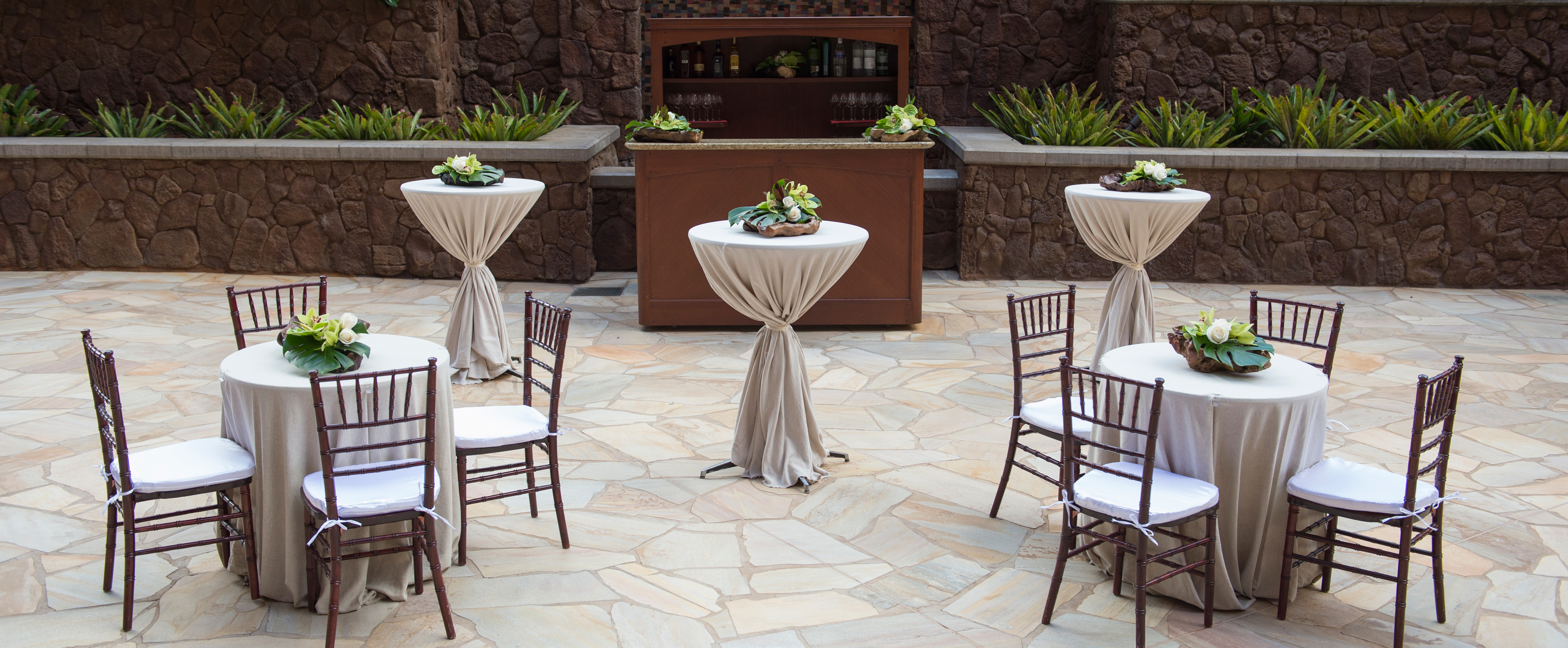 Bar Table Decorations Loris Decoration A Courtyard Setting With 2 Tables For 4 And 3 Fabric D
